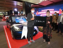 BNI Serahkan Hadiah Utama Mobil Listrik Mewah Tesla Kepada Pemenang Undian