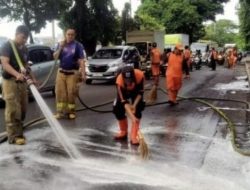Pemkot Jaktim Bersihkan Tumpahan Oli di Jalan